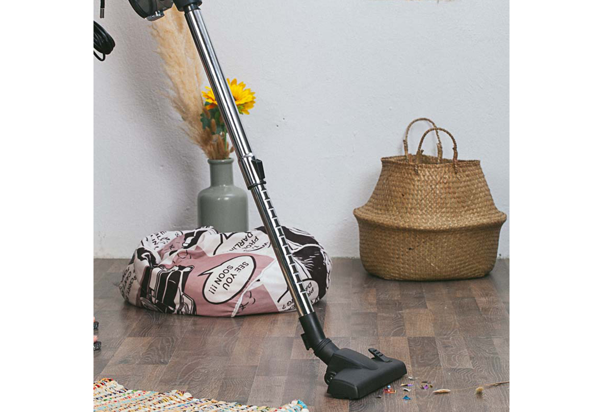 Απεικονίζεται μια γυναίκα να χρησιμοποιεί τη σκούπα.